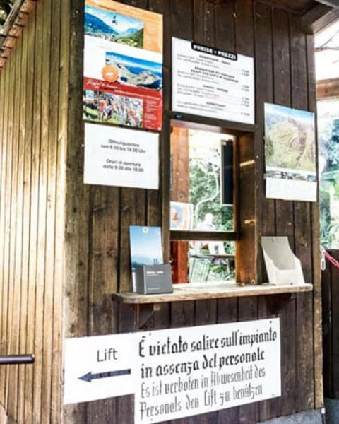 Mit dem kultigen Sessellift nach Dorf Tirol schweben