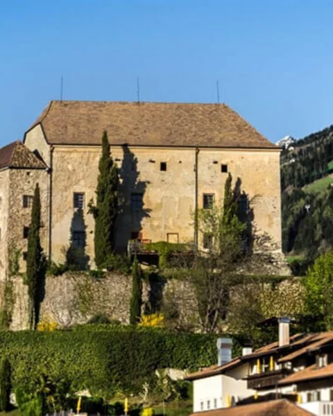 Eine Führung durch Schloss Schenna mitmachen
