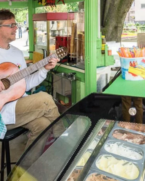 Das erste Gelato des Jahres auf der Kurpromenade
