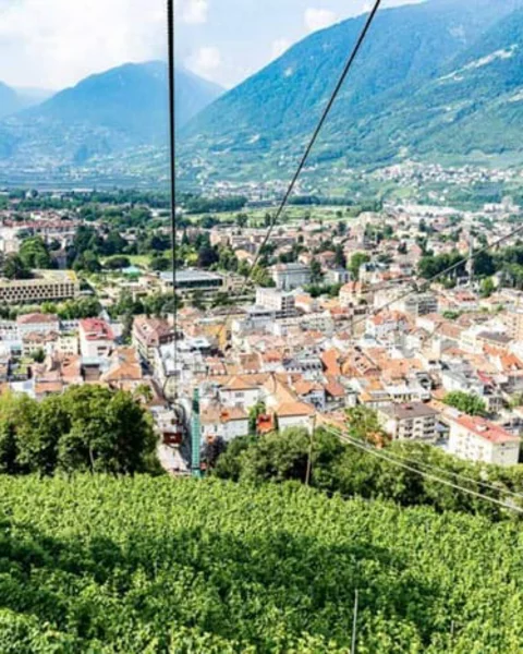 Eine Sessellift Fahrt von Meran nach Dorf Tirol unternehmen