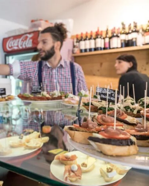Wein, Prosecco & Brötchen im Pinchos genießen