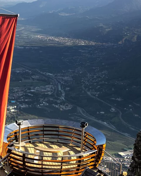 Der Aussichtskorb bei den Muthöfen über Dorf Tirol