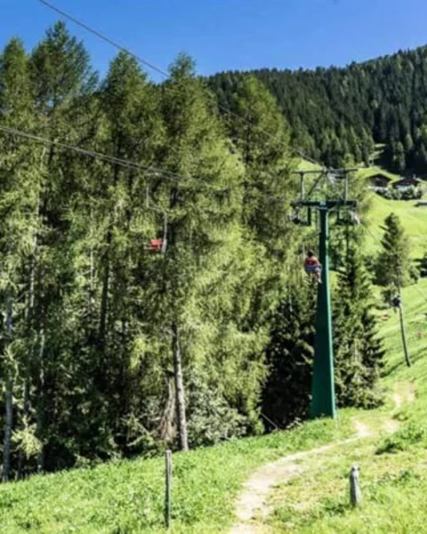 Mit der Seilbahn von Verdins in das Wandergebiet Hirzer fahren