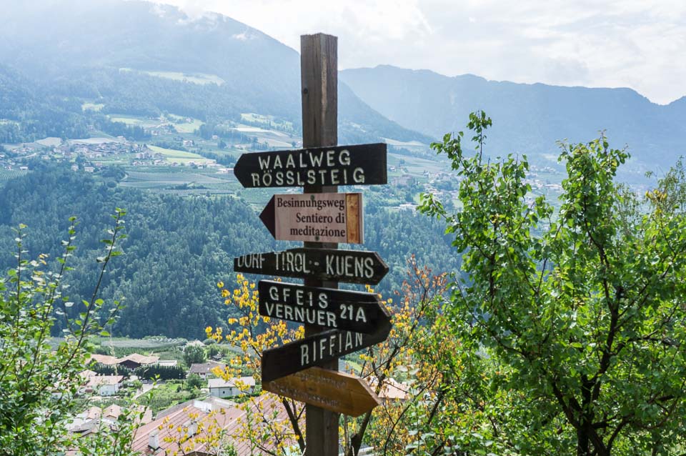 Wegweiser mit Blick ins Tal